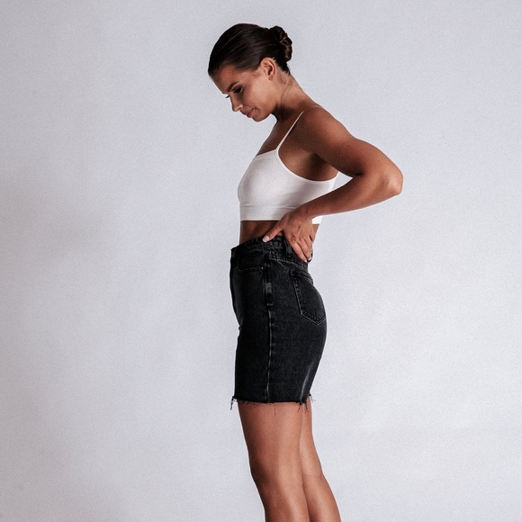 Meshki Raw Hem Longline Rigid Boyfriend Shorts - Picture 5 of 5